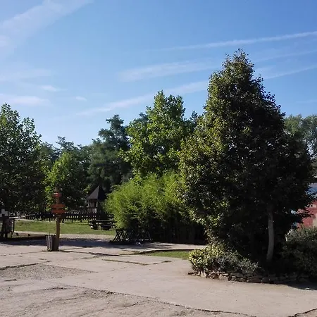 Zoopark Zelcin 팜스테이 Mělník