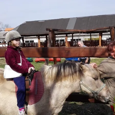 Zoopark Zelcin Çiftlik konaklama Mělník