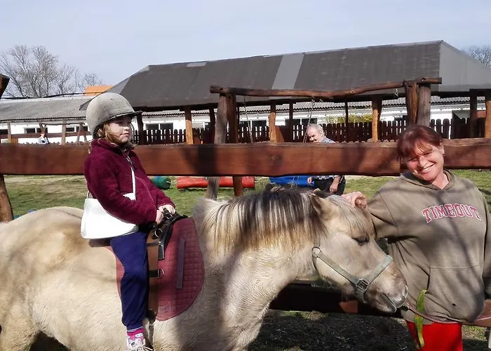 Zoopark Zelcin Κατάλυμα σε φάρμα Mělník